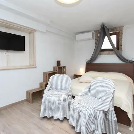 Midea 2 Apartment *